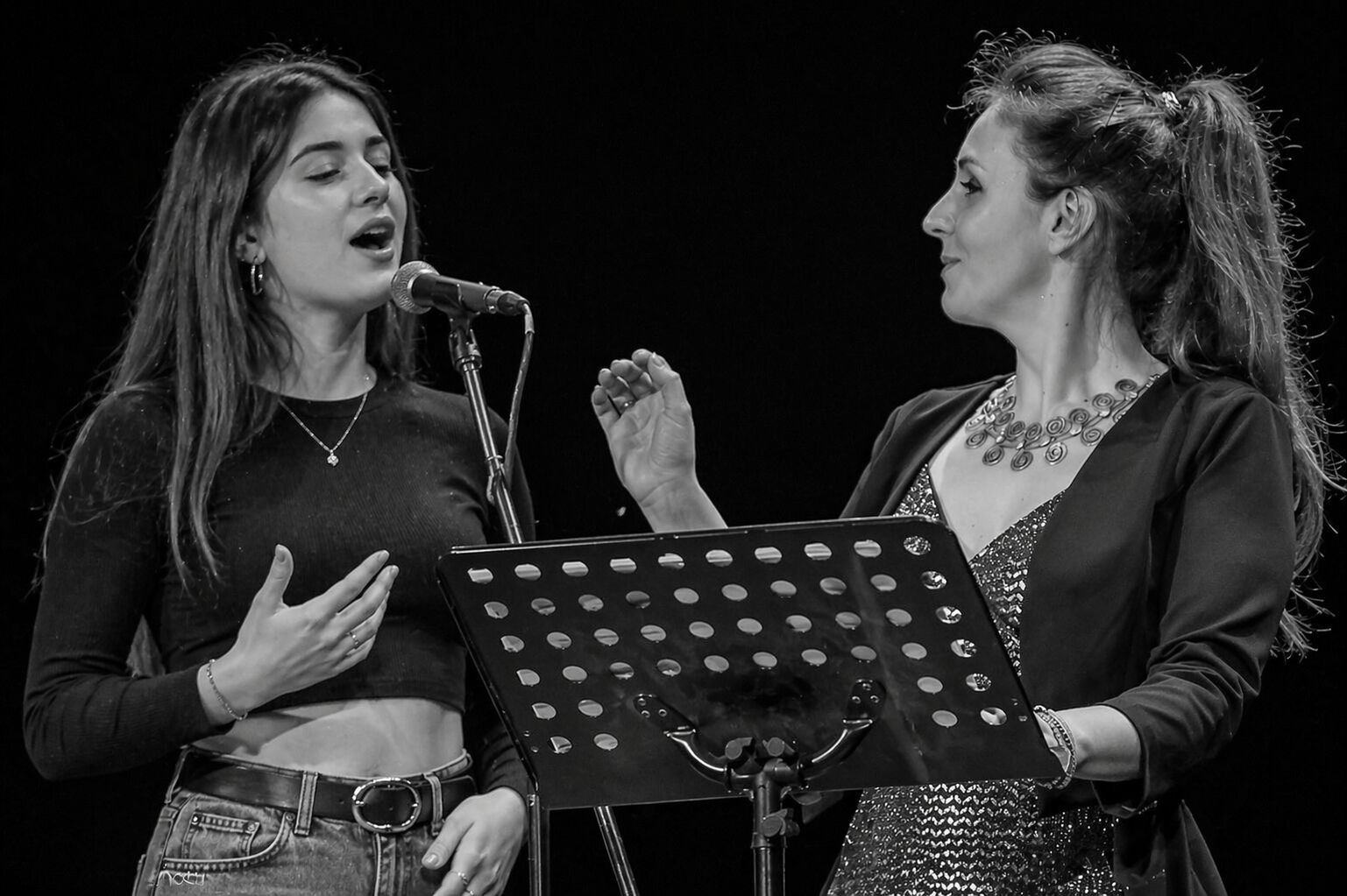 Beatrice Binda esegue un brano dal vivo sul palco durante un evento musicale